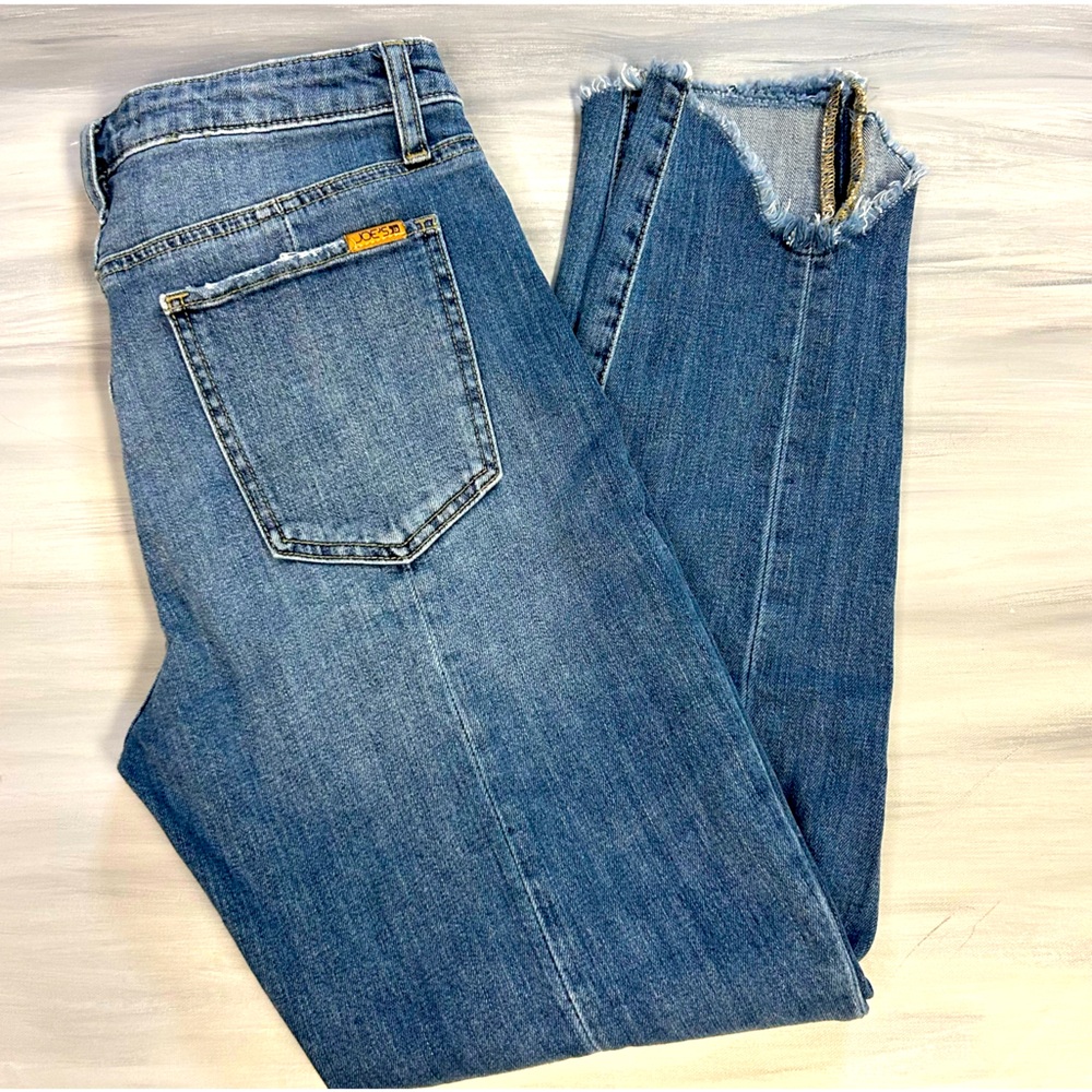 Joe’s Jeans size 8 distressed at the hem. Super cute- great condition!